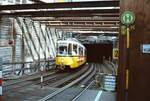 Ein Stuttgarter Straßenbahnzug aus zwei GT4 erscheint am Rotebühlplatz und fährt nach dieser Station entlang der Stadtbahnbaustelle zur Station Hohe Straße (1983).