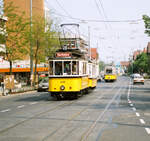 Das war das schönere Stuttgart-Sillenbuch, da es zu dieser Zeit noch eine Straßenbahn gab, welche auch die Straße nutzen durfte (...). Zwei Sonderzüge (vorn TW 418, der zweite Zug mit TW 851) nähern sich der Station Eduard-Steinle-Straße stadteinwärts.
Datum leider unbekannt