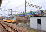 Die Hapi-Line Fukui: In Takefu fährt der Hapy-Line Fukui Zug 521-38 (ex-JR) am Bahnhof der kleinen Fukui Bahn vorbei, wo Triebwagen 735 steht.