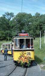 SSB Stuttgart__Nicht 75 Jahre Straßenbahn nach Stammheim wurde gefeiert, sondern 75 Jahre nach Zuffenhausen. Tw 418 [ME 1925] mit Bw 1241 in der Schleife 'Freiberg'.__23-06-1984