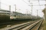 DB-Gleise und Stra�enbahngleise der Stuttgarter Linie 13 lagen an der Stra�enbahnstation Kienbachstra�e in geringer Entfernung. Ein Zug der DB-Baureihe 427 f�hrt z�gig vorbei (1984)