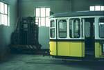 SSB Stuttgart_Straßenbahn-Betriebshöfe__Degerloch. In der Halle ganz hinten, R1500er Bw und älteres Modell Arbeitsleiter auf Schienen.__02-08-1974