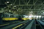SSB Stuttgart_Straßenbahn-Betriebshöfe__Degerloch. Blick in die Wagenhalle Degerloch. Abgestellte GT4 der Linie 6 und T2+B2 E-Wagen. Der Betriebshof wurde im November 1990 stillgelegt und danach abgebrochen. Das Gelände ist komplett überbaut. Auch das Klinkergebäude des Westbhf (später: Degerloch-West) existiert längst nicht mehr. Bis 1967 wurde bis dort über das eine 3-Schienen-Gleis von Vaihingen über Möhringen auch der Güterverkehr zu dort ansässigen Bau-, Mineralstoff- u.a. Firmen, mittels umfangreicher Gleisanlagen durchgeführt. __02-08-1974