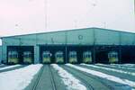 SSB Stuttgart_Straßenbahn-Betriebshöfe__Wagenhalle des Betriebshof (Vh 11, ab 1974 Vh1) Degerloch. Die 1930 von der damals  Städt. Filderbahn  beim Degerlocher Westbhf. errichtete Wagenhalle ging 1934 mit der Filderbahn an die SSB über, die bereits seit 1920 die Betriebsführung innehatte. Degerloch Westbhf. war damals noch Umsteigestation zwischen den Stadtlinien und der Oberen Filderbahn. Für die in Degerloch endenden Linien gab es vor der Wagenhalle eine Wendeschleife.__01-1971