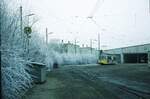 SSB Stuttgart_Straßenbahn-Betriebshöfe__Degerloch. Einsamer GT4 rangiert vor der Wagenhalle Degerloch im morgendlichen Rauhreif.__31-12-1973