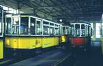SSB Stuttgart_Straßenbahn-Betriebshöfe__Ostheim (Vh4)__Bw 950 und Bw 1639 mit roter Schürze. Mit dem Bw 950 [ME 1949] aus der  Pappendeckel-Serie  der frühen Nachkriegsjahre hatte es eine spezielle Bewandnis. Die 50 Wagen der Serie wurden von der ME auf noch brauchbaren Untergestellen kriegszerstörter Bw mit Seitenwänden aus Pressspanplatten neu aufgebaut. Bw 950 kann heute nur deshalb als Museumswagen vorgeführt werden, während mit Ausmusterung der Wagen bis 1959 alle übrigen verschrottet wurden, 950 in der Zeit bis Mitte der 70er, als bei der SSB keine Neigung zum Erhalt historischer Fahrzeuge vorhanden war, vom Hallenmeister im Betriebshof Cannstatt als  Farbenlager , versteckt im hintersten Eck überleben konnte.__30-03-1974