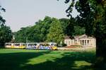 Natur in Stuttgart: Ein Zug der Stuttgarter Straßenbahnlinie 2 auf seinem Weg zur City von Stuttgart, der Zug befindet sich in Stuttgart-Bad Cannstatt (1988?)