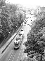 SSB Stuttgart__Der  neue 2er  auf der Strecke der bisherigen Linie 21 zur 'Oberen Ziegelei', fotografiert aus einem der wenigen Personen-(Sonder-)Züge die noch auf der Güter-Umgehungsstrecke