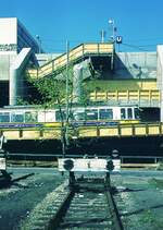 SSB Stuttgart__Gleis- und Tunnelbau__1976 ist der Tunnel in der Heilbronner Str. noch nicht fertig. Die Straßenbahnen kommen hier noch einige Zeit ins Freie, entlang dem Güterbhf. in Richtung Pragsattel. Das leere Gleis mit Prellbock im Güterbhf erscheint schon wie ein vorweggenommenes Abschiedsmotiv aus der S21-Ära.__12-04-1976