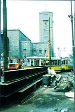 SSB Stuttgart__Gleis- und Tunnelbau__Linie 6 schlängelt sich so durch um noch die Linkskurve zu kriegen, vorm Hbf vorbei.__07-1973