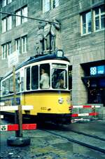 SSB Stuttgart__Gleis- und Tunnelbau__Und auch 1974 fährt die Linie 10 noch durch die Baustelle untere Königstraße.