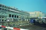 SSB Stuttgart__Gleis- und Tunnelbau__Linie 10 mit DoT4+Bw (DoT4 noch mit 2 angelegten Stromabnehmern) vor dem Hindenburgbau auf dem Bahnhofsvorplatz (ab 1976 dann Arnulf-Klett-Platz).__06-1973