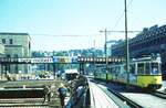 SSB Stuttgart__Gleis- und Tunnelbau__Linie 5 mit GT4 662 als BTw unterfährt den Fußgängersteg über die Baustelle Bahnhofsvorplatz (ab 1976 dann Arnulf-Klett-Platz).__06-08-1973