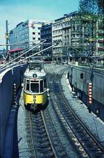 SSB Stuttgart__Gleis- und Tunnelbau__Zug der Linie 9 taucht vor dem Wilhelmsbau ab in den Tunnel Richtung Charlottenplatz - Stöckach.__03-06-1972
