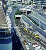 SSB Stuttgart__Neben der Unterführung der B14 finden auch die Linien 4 und 21 Richtung 'Neckartor' ihr Schlupfloch in die Unterwelt, auf der Rampe hinunter zur Station 'Charlottenplatz' (Ebene