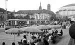 SSB Stuttgart__Gleis- und Tunnelbau__So gemütlich ging es für Fußgänger und Straßenbahn im Juni 1977 auf dem Schloßplatz zu.
