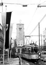 SSB Stuttgart__Gleis- und Tunnelbau__Linie 10 mit DoT4 921 kurvt durch die Baustelle Untere Königstaße.