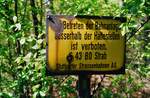 Solche Warnschilder fanden sich bei den Stuttgarter Straßenbahnen (SSB) vor dem Stadtbahnbau vor allem bei Waldstücken, welche Straßenbahnen befahren mussten (1985)
