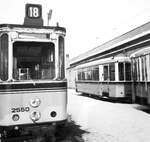 SSB Stuttgart__Tw der Reihe 200 haben (fast alle) 1971 auch als AW ausgedient. Tw 2550 und Bw 1395 neben der Wagenhalle Degerloch.__10-03-1971