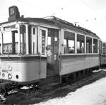 SSB Stuttgart__Tw der Reihe 200 haben (fast alle) 1971 auch als AW ausgedient. Tw 2550 neben der Wagenhalle Degerloch.__10-03-1971