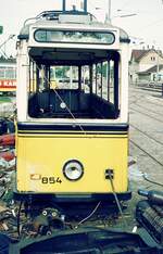 SSB Stuttgart__Endstation. 'Gartenschau-Tw' 854 [Uerdingen 1939] auf einem der  Schrottgleise  im Bf S-M�hringen kurz vor seinem endg�ltigen Ende__02-05-1975 
