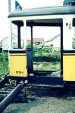 SSB Stuttgart__Endstation. Neben den Ausfahrtsgleisen im Bf S-M�hringen Richtung Vaihingen befanden sich jahrzehntelang die sog. Schrottgleise f�r ausgediente Stra�enbahnwagen. Wie alles um das fr�here Bahhnhofsgel�nde sind auch diese Gleise sowie das dahinter liegende Gr�nland samt G�rtnerei l�ngst dichter Wohnbebauung gewichen. Im Bild 'Gartenschauwagen' Tw 854 [Uerdingen 1939] kurz vor der endg�ltigen Verschrottung._02-05-1975  