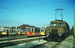 SSB Stuttgart__Endstation. Bf S-M�hringen, Schrottgleise. Ausgeschlachtete GS-Wagen, im Vordergrund die Vollspur-G-Lok [Trelenberg Breslau; 1922] mit Kesselwagen, dazwischen ein 31er von S-Vaihingen nach Plieningen.__14-02-1973