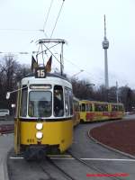 Zwei GT-4 stehen an ihren letzten Einsatztagen am Fernsehturm zur Abfahrt bereit.