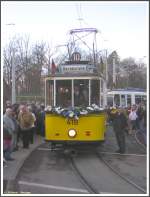 Grosser Bahnhof an der Endhaltestelle Ruhbank/Fernsehturm am 08.12.2007 bei der Verabschiedung der Straenbahnlinie 15 und der Erffnung der Stadtbahnlinie U15, der festlich geschmckte historische Triebwagen 418 stand vor dem ersten GT4-Triebwagen 401 in der Wendeschleife. 