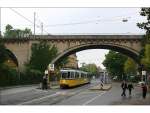 Eisenbahnbrücke und Straßenbahn -

Straßenbahnhaltestelle am Nordbahnhof. Über die Eisenbahnbrücke verläuft die Gäubahn in Richtung Horb und Rottweil. Noch bis 2007 wird der formschöne GT4-Straßenbahntriebwagen durch Stuttgart im Plandienst verkehren. 

04.10.2005 (M)