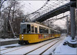 Winter in Stuttgart -     Eine Straßenbahn der Linie 15 am Löwentor.