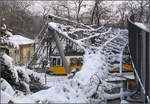 Unterm eingeschneiten Seilnetz -

Eine Straßenbahn der Stuttgarter Linie 15 am Löwentor. 

29.12.2005 (J)