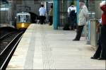 Zwischen den Hochbahnsteigen -

Die Tage des Straßenbahnbetiebes in Stuttgart sind gezählt. Ab 2007 fährt im Linienbetrieb nur noch die Stadtbahn. 

02.05.2006 (M)