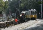 Mit der Straßenbahn durch die Baustelle -     Haarscharf fährt die Straßenbahn hier an der Baustelle für das Gegengleis vorbei.