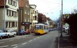 Vor dem Bau des Tunnels fuhren die Straßenbahnen auf zwei eingleisigen Parallelstrecken durch Feuerbach, hier ist GT4 427 am 01.03.1987 auf der Wiener Straße unterwegs
