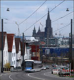 Ulms neue Straßenbahnlinie -

Avenio M im steilen Mähringer Weg hinauf zum Science Park II auf dem Eselsberg. Zwischen den Haltestellen Lehrer Tal und Multscherschule. 
Der neue Streckenabschnitt von der Haltestelle Theater in der Innenstadt zum Science Park II ist 6,5 km lang mit 11 Haltestellen. Eine zusätzliche Wendeschleife gibt es am Botanischen Garten.
Insgesamt gingen am 09.10.2018 beachtliche 9 km Neubaustrecke in Betrieb. Zwischen Ehinger Tor und Theater wird die Strecke der Linie 1 mit benutzt.

28.03.2019 (M)