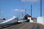 Über die Kienlesbergbrücke -    Nachschuss auf eine Combino-Straßenbahn der Ulmer Linie 2 auf der Kienlesbergbrücke.