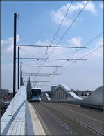 Zwischen den Bögen -

Blick vom Westkopf auf die Kienlesbergbrücke zwischen deren ungewöhnlichen Brückenbögen eine Avenio M-Straßenbahn in Richtung Science Park II unterwegs ist.

28.03.2019 (M)

