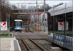 Auf den Kuhberg -    Der äußere Teil des südwestlichen Streckenabschnittes zum Kuhberg der neuen Ulmer Straßenbahnline 2 erhielt einen eigenen Bahnkörper in nördliche