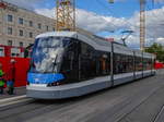 Straßenbahn Ulm Tw 61  Emmy Wechßler  als Linie 1 nach Söflingen in Ulm Hbf, 03.10.2019.