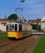 1984 hatte die Ulmer Straßenbahn nur eine Linie, die Linie 1 nach Söflingen. TW 12 aus der Serie GT4 war auf dem Weg dorthin.
Datum: 29.09.1984