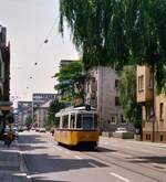 Auch bei der Ulmer Straßenbahn waren- wie bei der Stuttgarter Straßenbahn- Straßenbahnwagen der Baureihe GT4 eingesetzt. TW 13, früher ein Stuttgarter GT4,  fährt hier auf der einzigen Linie der Ulmer Straßenbahn, der Linie 1.
Datum: 29.09.1984
