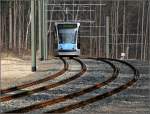 Mit der Straßenbahn nach Ulm-Böfingen -    Ein Combino an der Böfinger Steige unterhalb der Haltestelle Alfred-Delp-Weg.