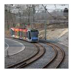 Unten -    Eine Straßenbahn am unteren Ende der lange Gefällstrecke entlang der Böfinger Steige.