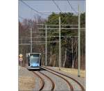 Im Gefälle -    Eine Combino-Straßenbahn in der Gefällestrecke kurz vor der Haltestelle Eugen-Bolz-Straße.