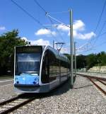 Einfahrt von TW 42 in die Endhaltestelle Ostpreussenweg der einzigen Strassenbahnlinie Ulms. Die Ulmer haben ihre Combinos nach bekannten Persnlichkeiten benannt. Dieses Fahrzeug hrt auf den Namen Agathe Streicher. Aufnahme vom 6.August 2009