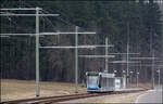 Perspektivisch absteigend -

... die Oberleitungsausleger. Straßenbahnstrecke mit Combino-Tram in Ulm-Böfingen.

22.03.2009 (M)