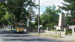 Wagen 32 (ehemals Wagen 44 aus Dessau/Anhalt) der Woltersdorfer Straßenbahn GmbH (Linie 87 im VBB) passiert die Doppelhaltestelle  Thälmannplatz , um Richtung  Schleuse  zu fahren.