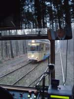 Eine weitere Besonderheit der Woltersdorfer Straenbahn ist die Ausweiche im Waldgebiet zwischen Rahnsdorf und Woltersdorf. Die Triebwagen treffen sich hier und der Zug aus Rahnsdorf kreuzt hier ohne Halt den von Woltersdorf kommenden Triebwagen. 