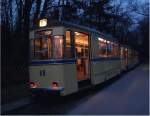 Der aus dem Triebwagen 28 und den Beiwagen 88 und 89 gebildete Zug wird um 18.59 h Rahnsdorf verlassen.
